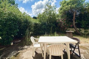 Outdoor dining - M334 – Marcelli, one bedroom apartment with garden 30 meters from the sea (Marcelli)