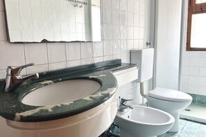 Doccia, bidet, asciugamani