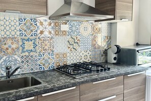 Réfrigérateur, tables à manger