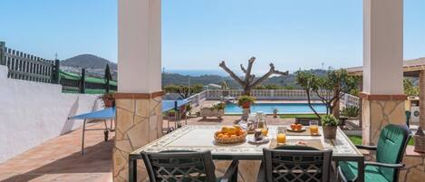 تناول الطعام بالخارج