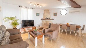 TV, lareira, mesa de pingue-pongue