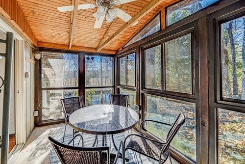 Peaceful Niangua River Retreat
