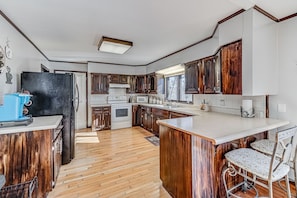 Fridge, microwave, oven, stovetop - Peaceful Niangua River Retreat (Buffalo)