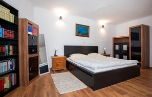3 bedrooms, free WiFi, bed sheets - 3 bedroom amazing home in Opuzen (Opuzen)