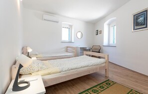 3 bedrooms, free WiFi, bed sheets - Amazing home in Opuzen with kitchen (Opuzen)