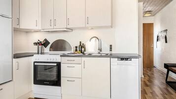 Køleskab, kogeplade, opvaskemaskine, kaffe-/temaskine