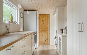 Kylskåp, mikrovågsugn, ugn och spishäll