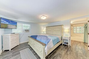 2 bedrooms, free WiFi, bed sheets - Cozy Beach Cottage  (Englewood)