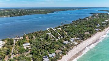 Aan het strand, ligstoelen aan het strand, strandlakens