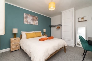 3 bedrooms, desk, iron/ironing board, Internet