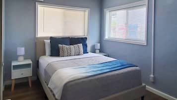 1 habitación, tabla de planchar con plancha y cuna de viaje