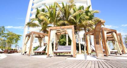 Stunning Marina Condo with Pool, Gym and Restaurant