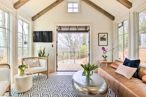 Smart TV, tenis de mesa, libros y estéreo