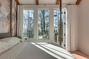 2 habitaciones, tabla de planchar con plancha y cuna de viaje