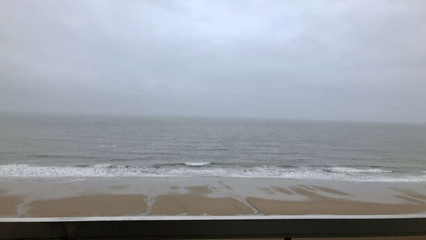Vista de una playa con cielo nublado.