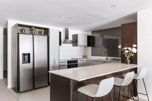 Frigorífic, microones, forn i placa de cuina