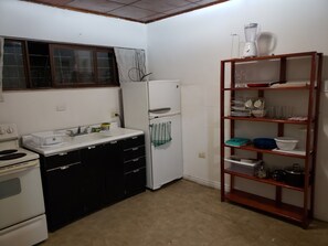 Kühlschrank, Mikrowelle, Ofen, Wasserkocher mit Kaffee-/Teezubehör