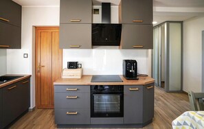 Kjøleskap, oppvaskmaskin og kaffetrakter/tekoker