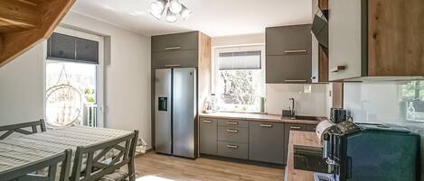 Fridge, dishwasher, coffee/tea maker