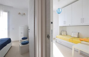 3 bedrooms, travel crib, WiFi (free)