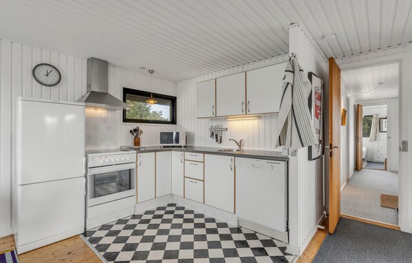 Réfrigérateur, micro-ondes, plaque de cuisson, lave-vaisselle