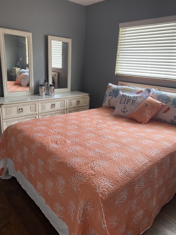 Escape TO THE Beach...island Style!! Venice Vrbo