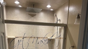Un baño moderno con ducha, inodoro y tocador.