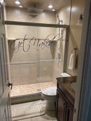 Secadora de cabello, toallas, jabón, shampoo 