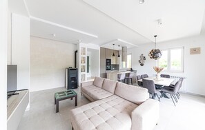 Smart TV - Lovely home in Primorski Dolac (Primorski Dolac)