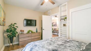 2 bedrooms, desk, travel cot, free WiFi