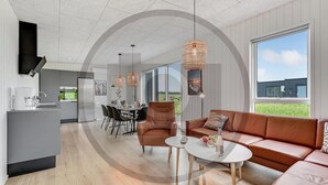 A modern interior with a kitchen, dining area, and living space. - 4 bedroom beautiful home in Løgstrup (Løgstrup)
