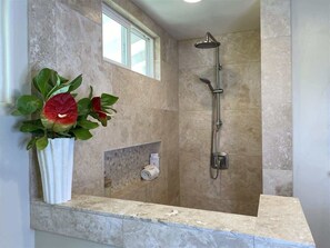 Dusche, Haartrockner, Handtücher