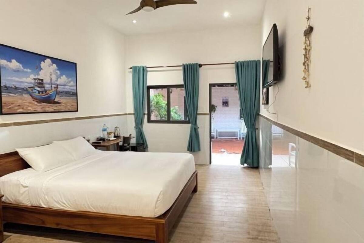 Een bureau, een strijkplank/strijkijzer, gratis wifi, beddengoed