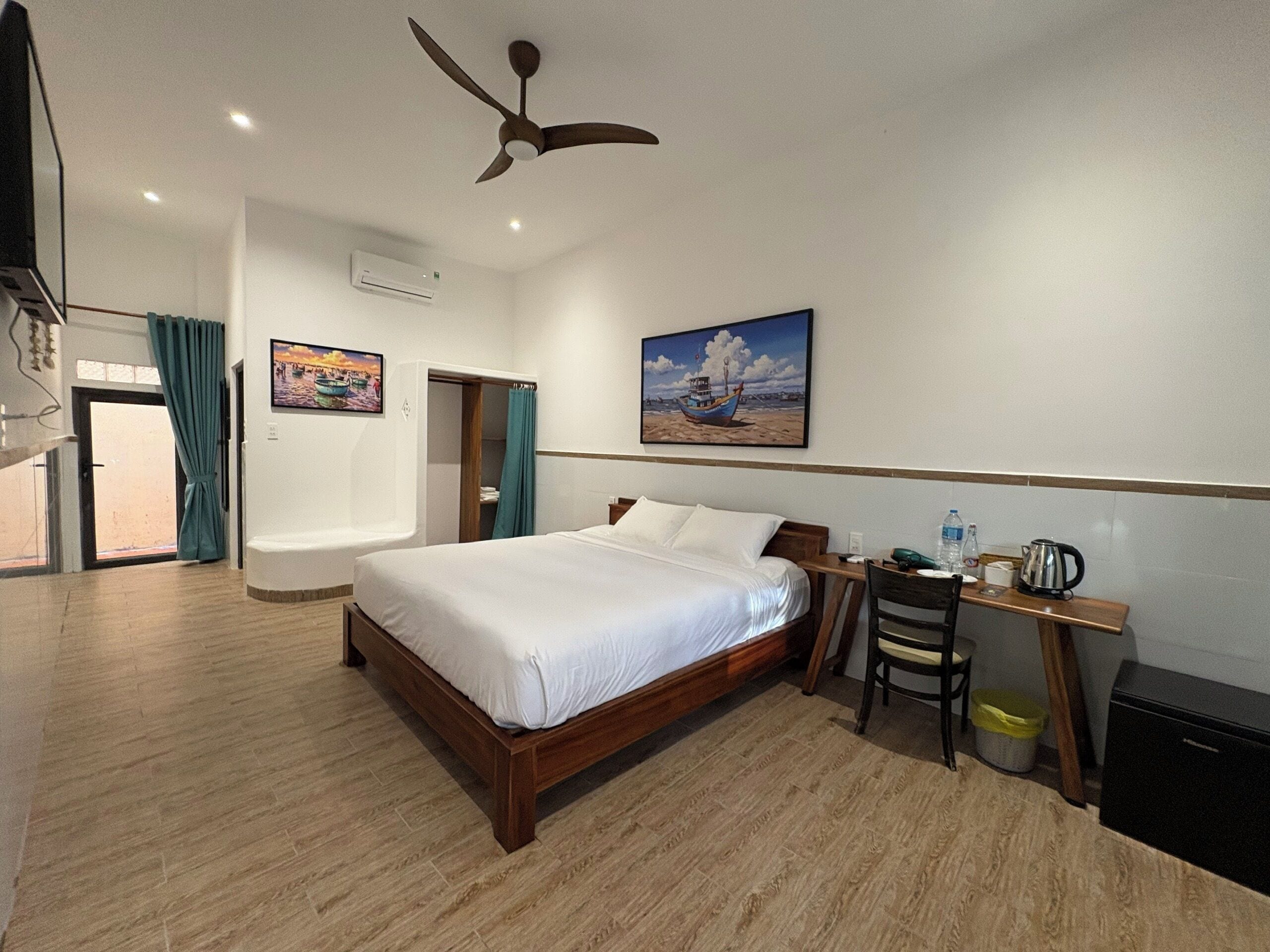 Standard Double Room | Desk, iron/ironing board, free WiFi, bed sheets