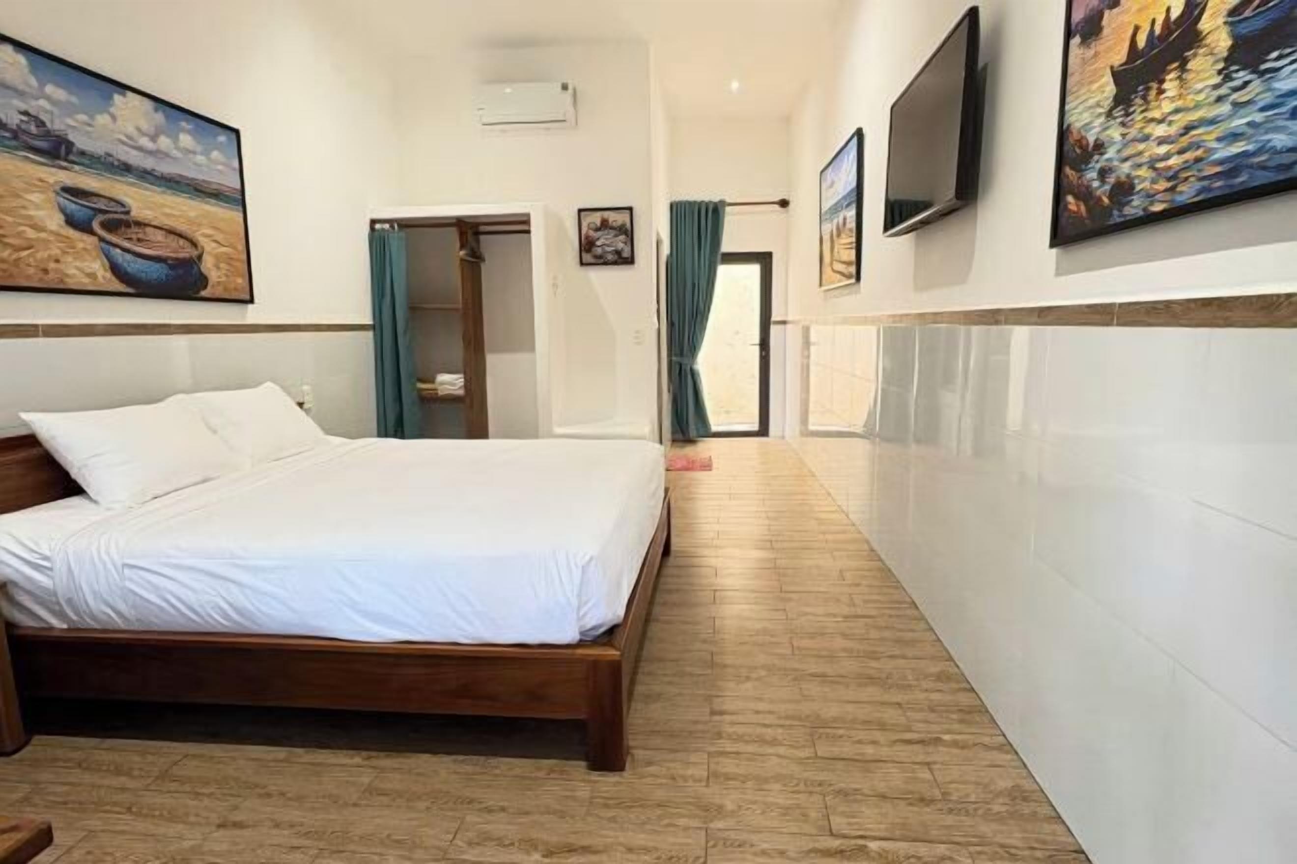 Desk, iron/ironing board, free WiFi, bed sheets