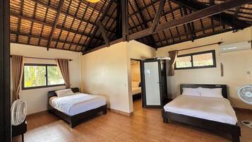 Habitación familiar, vista al mar | Escritorio, tabla de planchar con plancha, wifi gratis y ropa de cama