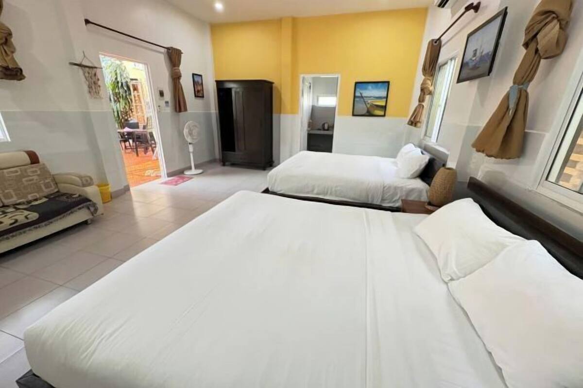 Tabla de planchar con plancha, wifi gratis y ropa de cama