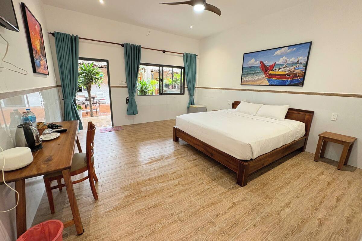 Quarto casal standard | Escrivaninha, ferros/tábuas de passar roupa, Wi-Fi de cortesia