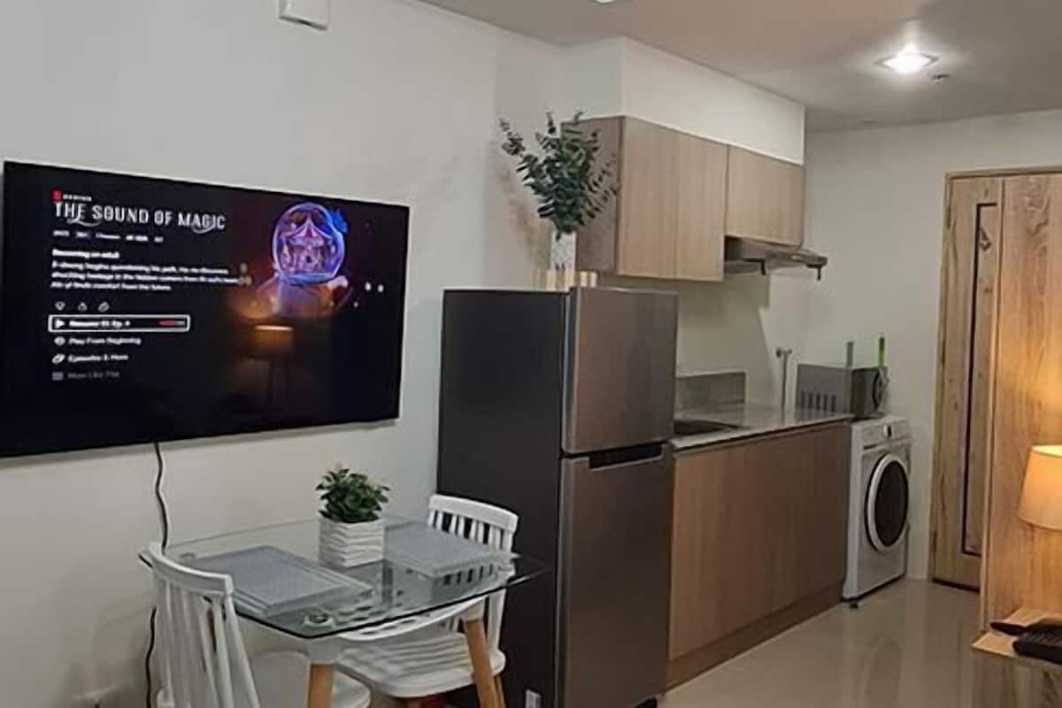 Private kitchen | Full-size fridge, microwave, oven, stovetop