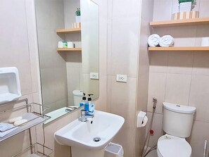 Studio Prestige | Salle de bain | Douche, séchoir à cheveux, pantoufles, bidet