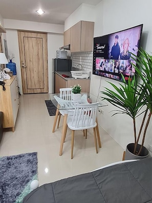 Estudio Premium | Decoración personalizada, muebles diferentes y cortinas blackout 