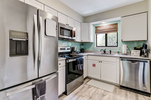 Refrigerador, microondas, horno y parrilla de estufa 