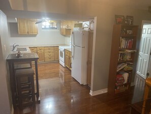 Großer Kühlschrank, Mikrowelle, Ofen, Herdplatte