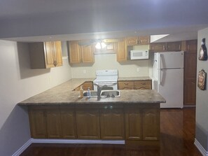 Stort kylskåp, mikrovågsugn, ugn och spishäll