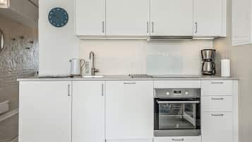 Køleskab, kogeplade, opvaskemaskine, kaffe-/temaskine