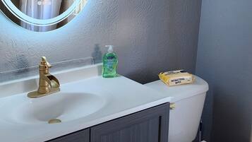 Hiustenkuivaaja, pyyhkeet, saippua, sampoo