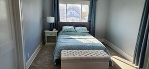 2 bedrooms, iron/ironing board, travel crib, free WiFi - Great location Close to downtown, interstate, zoo, UNO, UNMC, Shopping and more. (Omaha)