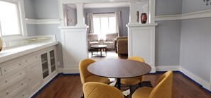 Dining - Great location Close to downtown, interstate, zoo, UNO, UNMC, Shopping and more. (Omaha)