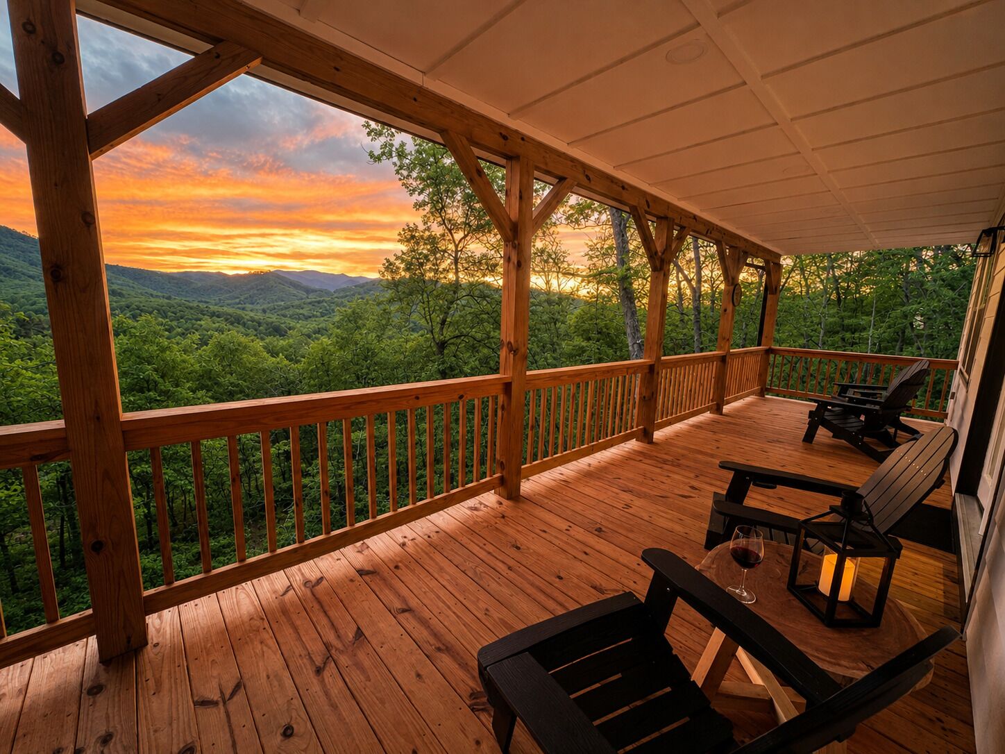 Une terrasse en bois offrant une vue sur un paysage boisé au coucher du soleil.