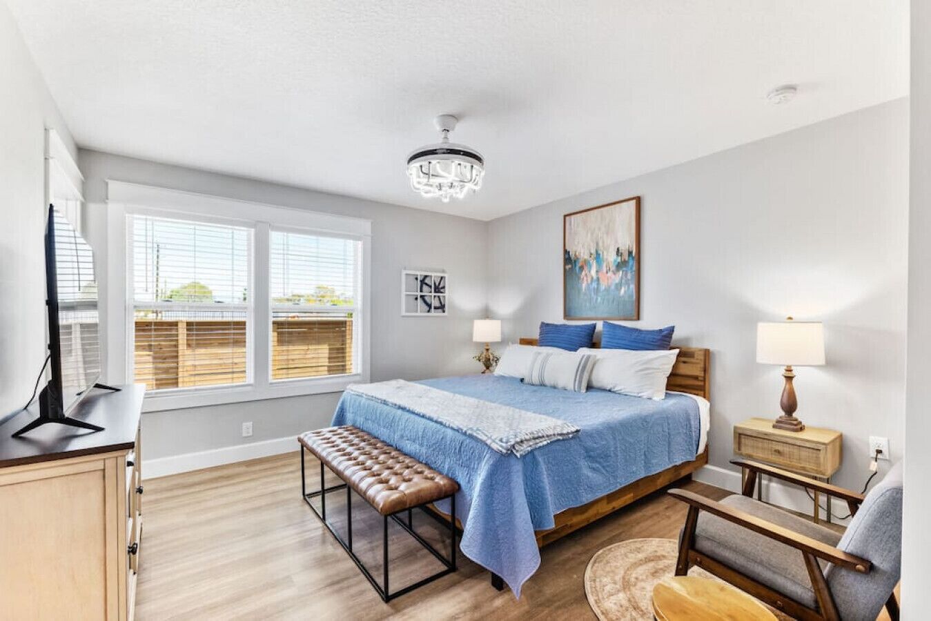 3 bedrooms, desk, iron/ironing board, travel crib